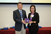 Prof. Isabella Poon, Pro-Vice-Chancellor of CUHK (right) presents a souvenir to Prof. Liu Anchi, President of GCMS Advisory Board
